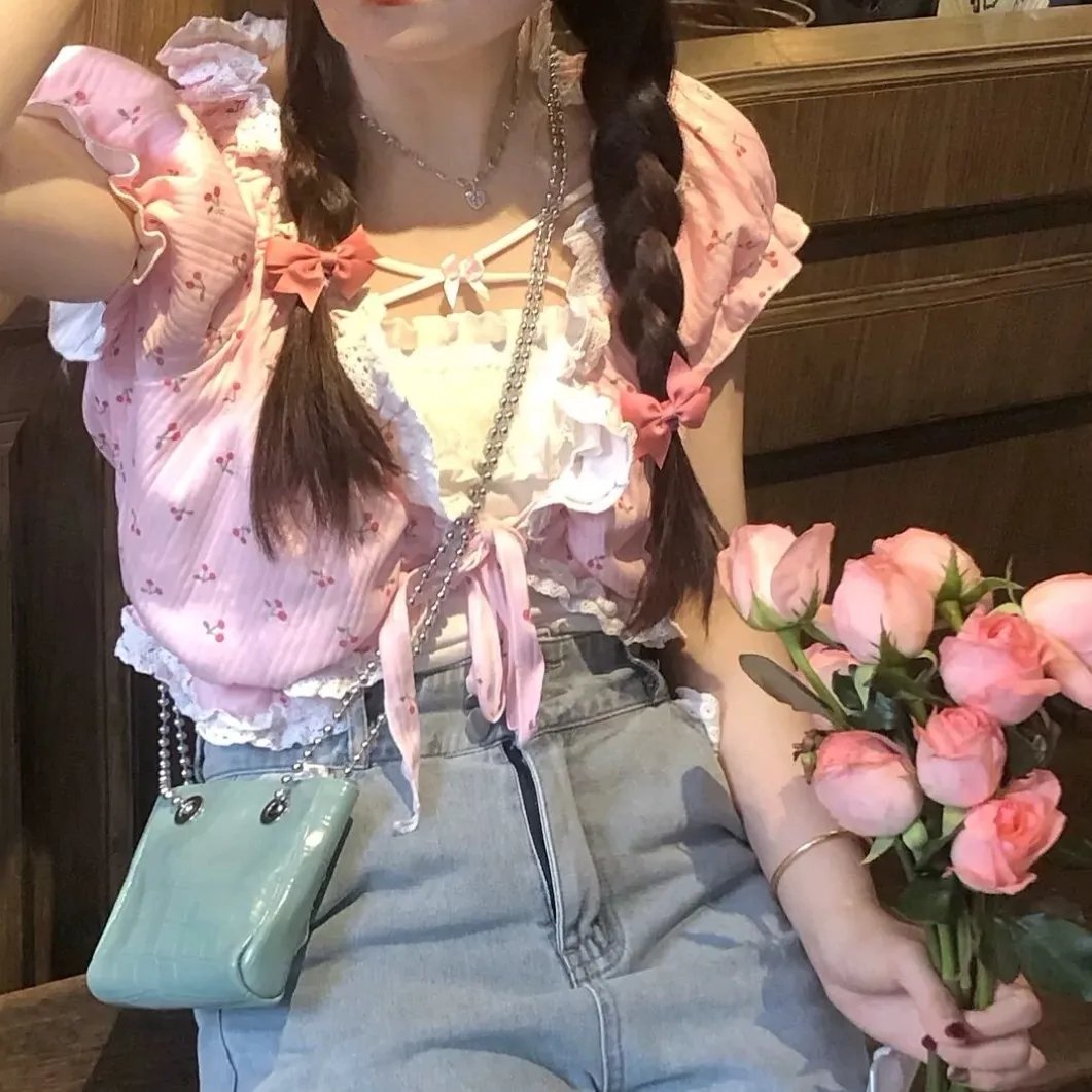出墙红杏两家春